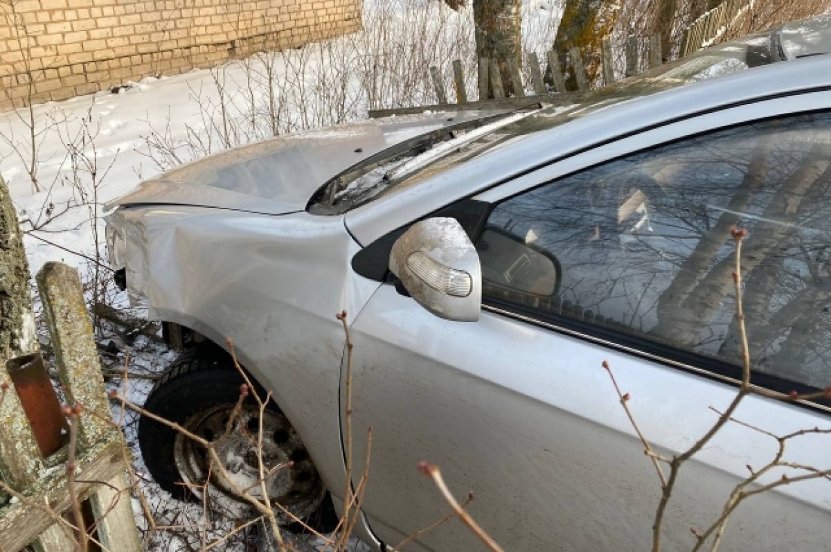 Под Тверью автомобиль вылетел в кювет и снёс забор возле жилого дома |  АиФ–Тверь | Дзен