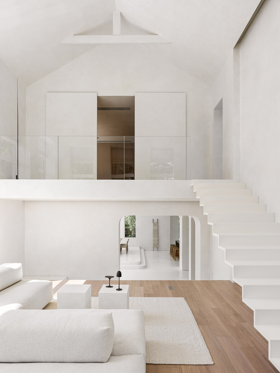 Дом расположен в несколько уровней. Гостиная приподнята над столовой, а чуть выше находится домашний кинотеатр.