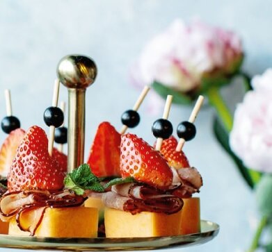 Вот такой получается оригинальный вариант закуски, которая сможет стать украшением любого стола