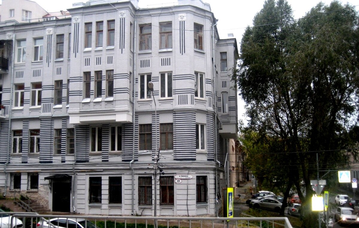 В эркерах - узкие окна-трифории, обрамленные угловыми декорированными плоскими пилястрами