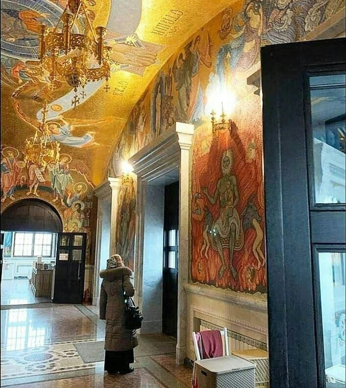 Фреска с изображением сатаны в только что построенном Благовещенском соборе Дивеевского монастыря.