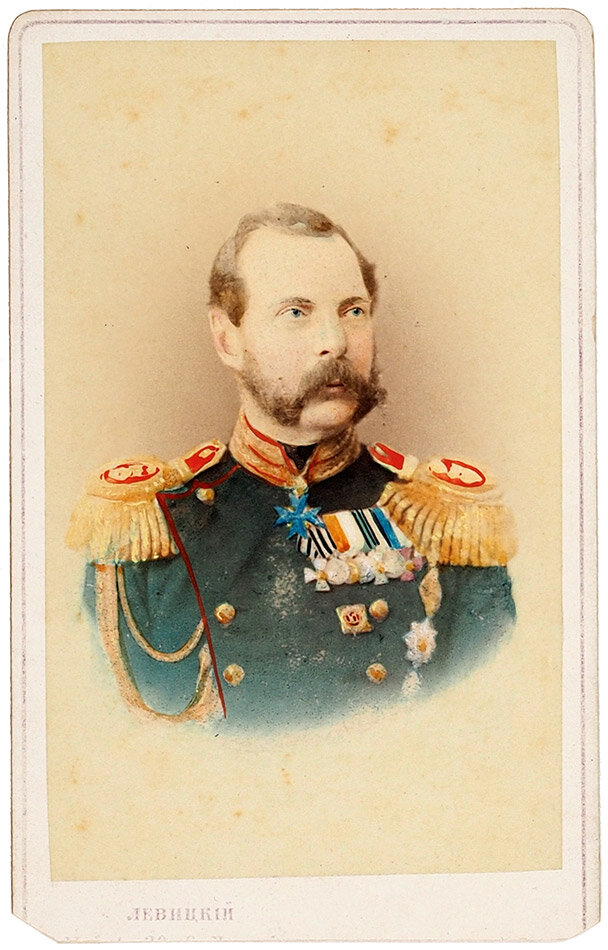 С. Левицкий. [СПб., 1870-е гг.]. На фирменном бланке. 9×5,6 см (фотография), 10,1×6,3 см (бланк). 
