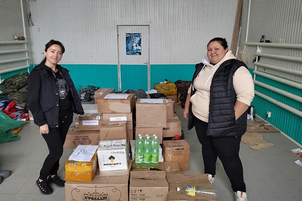     Анна и Марина собирают и отправляют гуманитарную помощь в Донбасс. Фото: личный архив Анны Спесивец.