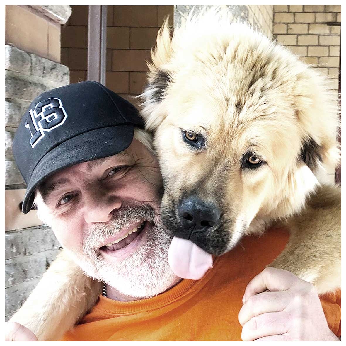 Сотни четвероногих друзей и их хозяев собираются, чтобы себя показать и на других посмотреть. Мы побывали в гостях у Михаила, посмотрели дом, познакомились с многочисленными обитателями его питомника.

 

Все мы родом из детства

Михаил родился в Ленинграде в 1960 году. Душа маленького Миши тянулась к чистым и бескорыстным созданиям – собакам. Сколько себя помнит всегда собаки занимали его мысли и мечты.

Однажды третьеклассник вернулся из школы, а его встречает, ковыляя, щенок кавказской овчарки. Радости не было предела! Такой сюрприз устроили ему родители. Собаку назвали Томка, но пробыла она в доме Сиваковых всего 8 месяцев. К сожалению, быстро выросшую большую собаку было сложно содержать в городской квартире, мама и отец переоценили свои возможности по уходу…



Все равно собака у меня будет!

Михаил еще в юности принял решение: когда будет жить самостоятельно обязательно снова у него будет пес. В 1982 году после службы в десантных войсках он первым делом отправился в клуб ДОСААФ, где выбрал себе овчарку Цилу. Приобрел он ее за 150 рублей, что по тем временам сравнимо со средней зарплатой инженера.

Почему овчарку? Все это романтика того времени – внесли свою лепту истории, фильмы «Ко мне Джульбарс», «Три танкиста и собака».

К тому же тогда было сложно выбрать породу. Что предлагали в клубе, то и можно было приобрести. Вообще овчарки – собаки универсальные, хорошо поддаются дрессировке, они отличны и в карауле, и в охране. «Умная порода. Я был тогда очень счастлив! Что может быть лучше осуществления детской мечты, особенно когда идешь к ней осознанно?» – делится Михаил.

Надо сказать, в те годы Михаил не только собаками занимался, он окончил художественный институт, потом работал в компании по дизайну и оформлению праздничного декора городского пространства.



Одна собака хорошо, а четыре лучше!

Постепенно, привыкнув содержать одного пса, Михаил задался идеей приобрести чистокровную немецкую овчарку. Но достать ее в Ленинграде было архисложно, чудом удалось найти заводчика в Москве, у которого можно было приобрести пса с проверенной родословной.

Так появился Вольф Аристофель, который стал чемпионом престижного тогда конкурса «Днепр», который проходил в Днепропетровске. В 1991 году кобель был номинирован как призёр, а в 93-­м – уже как абсолютный чемпион. Ездил Михаил с ним, конечно, по разным выставкам России, был в Белоруссии и Эстонии.

В какой-­то момент у нашего героя уже оказалось четыре крупных собаки. И со всеми пришлось делить пространство в небольшой городской квартире. Выгуливал всех одновременно, что было, конечно, непросто. Однажды кот перебегал дорогу, и одна из псин рванула за ним, а тут машина, и все – под колеса. Слава Богу, тогда все обошлось, собаку вылечили. Стало понятно, что всем в одной квартире тесновато. Семья росла – жена, дети… Поэтому решили строить дом.



Всё своими руками

В 1999 году семья приобрела земельный участок в Бернгардовке. И началось! Решили строить и дом, и питомник для собак. Михаил построил всё своими руками. В постройке и отделке усадьбы не участвовал ни один наемный рабочий! Единственное исключение – техника для замеса бетона и т.п. А дом­-то не маленький – почти 300 квадратов, с черепичной крышей. Кстати, архитектурный проект – тоже дело рук нашего героя. Для питомцев были сооружены удобные вольеры с теплыми полами и подачей воды, все сделано с любовью и заботой, продумано до мелочей.

10 лет шла стройка, каждый заработанный рубль вкладывали в проект. Зато сегодня можно жить в своем доме, где рядом природа, где подопечным хватает места.

 

С Волчьей земли

Еще до переезда во Всеволожск, в 1991 году Михаил Анатольевич занялся разведением поголовья. Есть питомник, значит надо дать ему имя. Тогда он руководил кооперативом «Арт Вольф ленд» – эдакое творчество с земли волков, если дословно перевести. Обратился Михаил за регистрацией в реестр, оказалось, что такое название уже есть в Германии. Поэтому решили его немного подкорректировать, получилось «С Волчьей земли» (Volchey zemli (S)!

Собаки отбирались с особой тщательностью, чтобы и потомство получалось в соответствии с критериями породы. Основная цель питомника – получать здоровое поголовье, соответствующее требованиям стандарта FCI.

Собаки питомника неоднократно занимали призовые места на выставках в Германии, Литве, Латвии, Эстонии, Финляндии, Голландии, Украине, Белоруссии, Молдове, Чехии, Польше. Более 80 собак получили титулы чемпиона России, а также чемпиона национального клуба.

Сегодня в питомнике «С Волчьей земли» живут тибетский мастиф, фландрский бувье, американский стаффордширский терьер, таксы нескольких разновидностей – миниатюрная, кроличья гладкошерстная и жесткошерстная, гриффоны – бельгийский, брюссельский, брабантский, бостон-­терьер, русская цветная болонка, чихуахуа.



Клуб единомышленников

Надо сказать, что с распадом СССР практически приостановилась и деятельность ДОСААФ, связанная с кинологией. Стали появляться различные частные клубы, школы собаководства. Михаил Анатольевич, конечно, уже накопил багаж опыта, знаний, он писал статьи, посвященные уходу и воспитанию собак, разбирался в ветеринарных вопросах, в критериях пород, в организации выставок, судействе.

Естественно было предположить, что он будет соучредителем кинологического клуба. В 2000 году был создан КК «Авеста», советником президента по кинологическим вопросам и соучредителем которого Сиваков является и по сей день.

 

Выставки во Всеволожске

Михаил человек активный и деятельный, он стал первым организатором собачьих выставок во Всеволожске. В 2007 году он обратился в спортивный комитет города, ему сразу пошли навстречу и разрешили безвозмездно проводить два раза в год выставки на Юбилейной площади.

В самые лучшие годы туда приезжали до 500 собак самых разных пород из нашей области и со всей России. Во время пандемии пришлось приостановить мероприятия, и вот в этом сентябре, спустя два года, выставка снова состоялась. В этот раз в ней приняли участие около 150 питомцев.

Интересно, что кроме результатов профессионального судейства, предполагается и приз зрительских симпатий. 12 человек выбирают среди зрителей и хозяев псов, и они путем голосования выбирают самого обаятельного участника соревнований. В этом году выбор сделан в пользу ирландского волкодава.



Кто они, хозяева собак?

Интересно, а кто и почему обзаводится собаками, задали мы вопрос заводчику. «Честно скажу, многие слабо себе представляют, что значит иметь питомца, сколько труда и заботы надо вложить, не лениться выгуливать его два-­три раза в день, играть и общаться с ним. Понимать, что непросто будет уехать из дома, что кто­-то должен будет вашу собаку поить, кормить, что отели для четвероногих стоят немалых денег. Словом, целый каскад вопросов. Сегодня много форумов любителей собак, и зачастую информация о породах там представлена не всегда корректно, часто человек читает лишь то, что хочет видеть. В итоге, получив собаку, сталкивается с разными подводными камнями. Многие берут собаку в подарок, рассматривая ее как игрушку или развлечение, часто такие песики потом оказываются на улице. Собак крупных пород обычно берут в загородный дом для охраны и статуса.

Частые покупатели – молодые пары, люди с маленькими детьми, семьи, где ребенку исполнилось 10-­15 лет. Пса покупают в подарок, потому что чадо очень просило. Еще раз хочу подчеркнуть: сто раз все взвесьте, посоветуйтесь, прежде чем принять на себя ответственное решение за живую, беззащитную душу».

 

Бездомные

Сразу возникает вопрос, а что делать с армией бездомных, живущих на улице… Михаил говорит, что по самым приблизительным подсчетам половина живущих на Земле собак не имеет хозяев. В принципе, собака, как и любое другое животное, может выжить самостоятельно. Проблема в том, чтобы не плодить поголовье беспризорных. Для этого надо не создавать приюты, а тратить средства на стерилизацию, так можно сдержать стремительно растущее поголовье на воле.

Конечно, это архисложная задача, но решаемая, и в некоторых странах есть такой успешный опыт.



День сегодняшний

Дом и питомник построены, всё есть, дети выросли и разъехались кто куда. Сегодня Михаил Анатольевич уже на пенсии. Рядом преданная супруга, тоже увлеченная собаководством, любящие питомцы. Однако реалии сегодняшнего дня вмешиваются в размеренную жизнь питомника. Подорожали корма, а их надо почти 15 кг в сутки, с трудом удается доставать вакцины для прививок. Мало заявок на щенков, люди сегодня не спешат покупать собак.

Но несмотря на трудности, Михаил уверен, что пройдет время, все наладится, дома людей снова наполнятся щенячьим повизгиванием и звонким смехом детей и взрослых, играющих с собаками!

у. Приобрел он ее за 150 рублей, что по тем временам сравнимо со средней зарплатой инженера.Почему овчарку? Все это романтика того времени – внесли свою лепту истории, фильмы «Ко мне Джульбарс», «Три танкиста и собака».К тому же тогда было сложно выбрать породу. Что предлагали в клубе, то и можно было приобрести. Вообще овчарки – собаки универсальные, хорошо поддаются дрессировке, они отличны и в карауле, и в охране. «Умная порода. Я был тогда очень счастлив! Что может быть лучше осуществления детской мечты, особенно когда идешь к ней осознанно?» – делится Михаил.Надо сказать, в те годы Михаил не только собаками занимался, он окончил художественный институт, потом работал в компании по дизайну и оформлению праздничного декора городского пространства.Одна собака хорошо, а четыре лучше!Постепенно, привыкнув содержать одного пса, Михаил задался идеей приобрести чистокровную немецкую овчарку. Но достать ее в Ленинграде было архисложно, чудом удалось найти заводчика в Москве, у которого можно было приобрести пса с проверенной родословной.Так появился Вольф Аристофель, который стал чемпионом престижного тогда конкурса «Днепр», который проходил в Днепропетровске. В 1991 году кобель был номинирован как призёр, а в 93-­м – уже как абсолютный чемпион. Ездил Михаил с ним, конечно, по разным выставкам России, был в Белоруссии и Эстонии.В какой-­то момент у нашего героя уже оказалось четыре крупных собаки. И со всеми пришлось делить пространство в небольшой городской квартире. Выгуливал всех одновременно, что было, конечно, непросто. Однажды кот перебегал дорогу, и одна из псин рванула за ним, а тут машина, и все – под колеса. Слава Богу, тогда все обошлось, собаку вылечили. Стало понятно, что всем в одной квартире тесновато. Семья росла – жена, дети… Поэтому решили строить дом.Всё своими рукамиВ 1999 году семья приобрела земельный участок в Бернгардовке. И началось! Решили строить и дом, и питомник для собак. Михаил построил всё своими руками. В постройке и отделке усадьбы не участвовал ни один наемный рабочий! Единственное исключение – техника для замеса бетона и т.п. А дом­-то не маленький – почти 300 квадратов, с черепичной крышей. Кстати, архитектурный проект – тоже дело рук нашего героя. Для питомцев были сооружены удобные вольеры с теплыми полами и подачей воды, все сделано с любовью и заботой, продумано до мелочей.10 лет шла стройка, каждый заработанный рубль вкладывали в проект. Зато сегодня можно жить в своем доме, где рядом природа, где подопечным хватает места.С Волчьей землиЕще до переезда во Всеволожск, в 1991 году Михаил Анатольевич занялся разведением поголовья. Есть питомник, значит надо дать ему имя. Тогда он руководил кооперативом «Арт Вольф ленд» – эдакое творчество с земли волков, если дословно перевести. Обратился Михаил за регистрацией в реестр, оказалось, что такое название уже есть в Германии. Поэтому решили его немного подкорректировать, получилось «С Волчьей земли» (Volchey zemli (S)!Собаки отбирались с особой тщательностью, чтобы и потомство получалось в соответствии с критериями породы. Основная цель питомника – получать здоровое поголовье, соответствующее требованиям стандарта FCI.Собаки питомника неоднократно занимали призовые места на выставках в Германии, Литве, Латвии, Эстонии, Финляндии, Голландии, Украине, Белоруссии, Молдове, Чехии, Польше. Более 80 собак получили титулы чемпиона России, а также чемпиона национального клуба.Сегодня в питомнике «С Волчьей земли» живут тибетский мастиф, фландрский бувье, американский стаффордширский терьер, таксы нескольких разновидностей – миниатюрная, кроличья гладкошерстная и жесткошерстная, гриффоны – бельгийский, брюссельский, брабантский, бостон-­терьер, русская цветная болонка, чихуахуа.Клуб единомышленниковНадо сказать, что с распадом СССР практически приостановилась и деятельность ДОСААФ, связанная с кинологией. Стали появляться различные частные клубы, школы собаководства. Михаил Анатольевич, конечно, уже накопил багаж опыта, знаний, он писал статьи, посвященные уходу и воспитанию собак, разбирался в ветеринарных вопросах, в критериях пород, в организации выставок, судействе.Естественно было предположить, что он будет соучредителем кинологического клуба. В 2000 году был создан КК «Авеста», советником президента по кинологическим вопросам и соучредителем которого Сиваков является и по сей день.Выставки во ВсеволожскеМихаил человек активный и деятельный, он стал первым организатором собачьих выставок во Всеволожске. В 2007 году он обратился в спортивный комитет города, ему сразу пошли навстречу и разрешили безвозмездно проводить два раза в год выставки на Юбилейной площади.В самые лучшие годы туда приезжали до 500 собак самых разных пород из нашей области и со всей России. Во время пандемии пришлось приостановить мероприятия, и вот в этом сентябре, спустя два года, выставка снова состоялась. В этот раз в ней приняли участие около 150 питомцев.Интересно, что кроме результатов профессионального судейства, предполагается и приз зрительских симпатий. 12 человек выбирают среди зрителей и хозяев псов, и они путем голосования выбирают самого обаятельного участника соревнований. В этом году выбор сделан в пользу ирландского волкодава.Кто они, хозяева собак?Интересно, а кто и почему обзаводится собаками, задали мы вопрос заводчику. «Честно скажу, многие слабо себе представляют, что значит иметь питомца, сколько труда и заботы надо вложить, не лениться выгуливать его два-­три раза в день, играть и общаться с ним. Понимать, что непросто будет уехать из дома, что кто­-то должен будет вашу собаку поить, кормить, что отели для четвероногих стоят немалых денег. Словом, целый каскад вопросов. Сегодня много форумов любителей собак, и зачастую информация о породах там представлена не всегда корректно, часто человек читает лишь то, что хочет видеть. В итоге, получив собаку, сталкивается с разными подводными камнями. Многие берут собаку в подарок, рассматривая ее как игрушку или развлечение, часто такие песики потом оказываются на улице. Собак крупных пород обычно берут в загородный дом для охраны и статуса.Частые покупатели – молодые пары, люди с маленькими детьми, семьи, где ребенку исполнилось 10-­15 лет. Пса покупают в подарок, потому что чадо очень просило. Еще раз хочу подчеркнуть: сто раз все взвесьте, посоветуйтесь, прежде чем принять на себя ответственное решение за живую, беззащитную душу».БездомныеСразу возникает вопрос, а что делать с армией бездомных, живущих на улице… Михаил говорит, что по самым приблизительным подсчетам половина живущих на Земле собак не имеет хозяев. В принципе, собака, как и любое другое животное, может выжить самостоятельно. Проблема в том, чтобы не плодить поголовье беспризорных. Для этого надо не создавать приюты, а тратить средства на стерилизацию, так можно сдержать стремительно растущее поголовье на воле.Конечно, это архисложная задача, но решаемая, и в некоторых странах есть такой успешный опыт.День сегодняшнийДом и питомник построены, всё есть, дети выросли и разъехались кто куда. Сегодня Михаил Анатольевич уже на пенсии. Рядом преданная супруга, тоже увлеченная собаководством, любящие питомцы. Однако реалии сегодняшнего дня вмешиваются в размеренную жизнь питомника. Подорожали корма, а их надо почти 15 кг в сутки, с трудом удается доставать вакцины для прививок. Мало заявок на щенков, люди сегодня не спешат покупать собак.Но несмотря на трудности, Михаил уверен, что пройдет время, все наладится, дома людей снова наполнятся щенячьим повизгиванием и звонким смехом детей и взрослых, играющих с собаками!