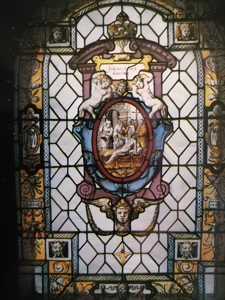 Лицевая сторона открытки. Витражное окно (1560г)