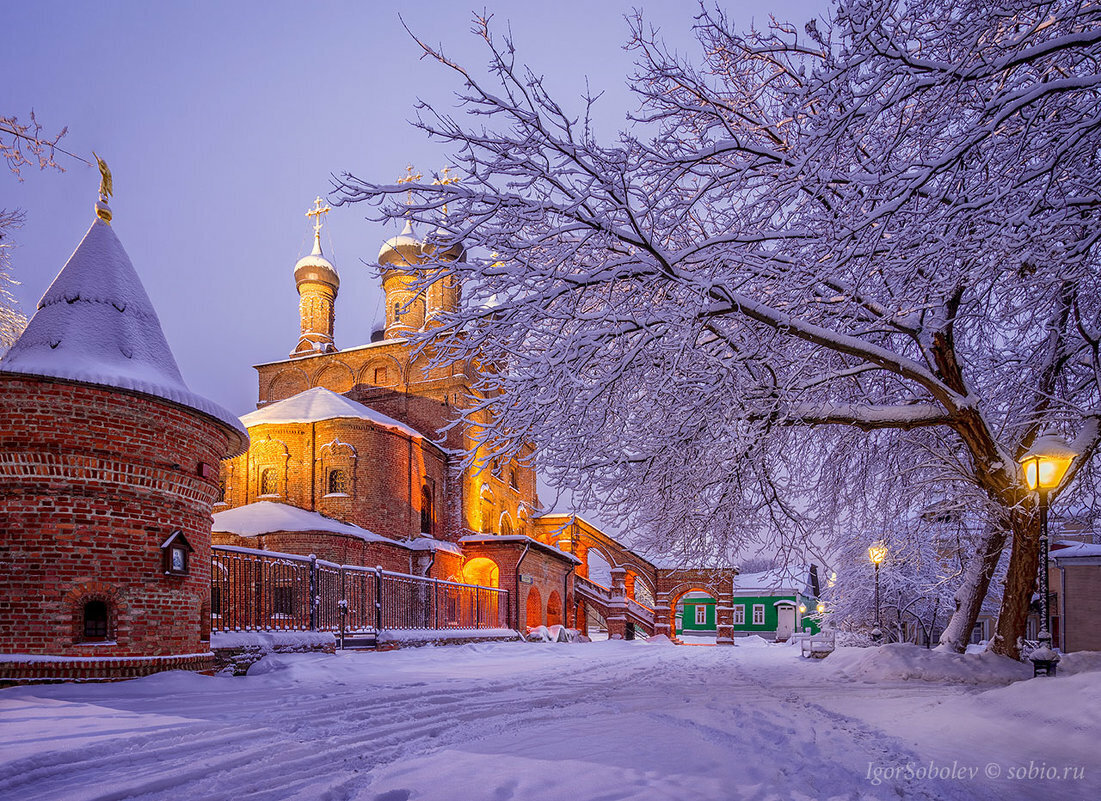 улицы москвы с церковью