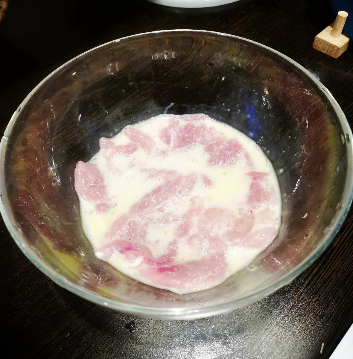 Взбить яйцо, обмакнуть в нем мясо.