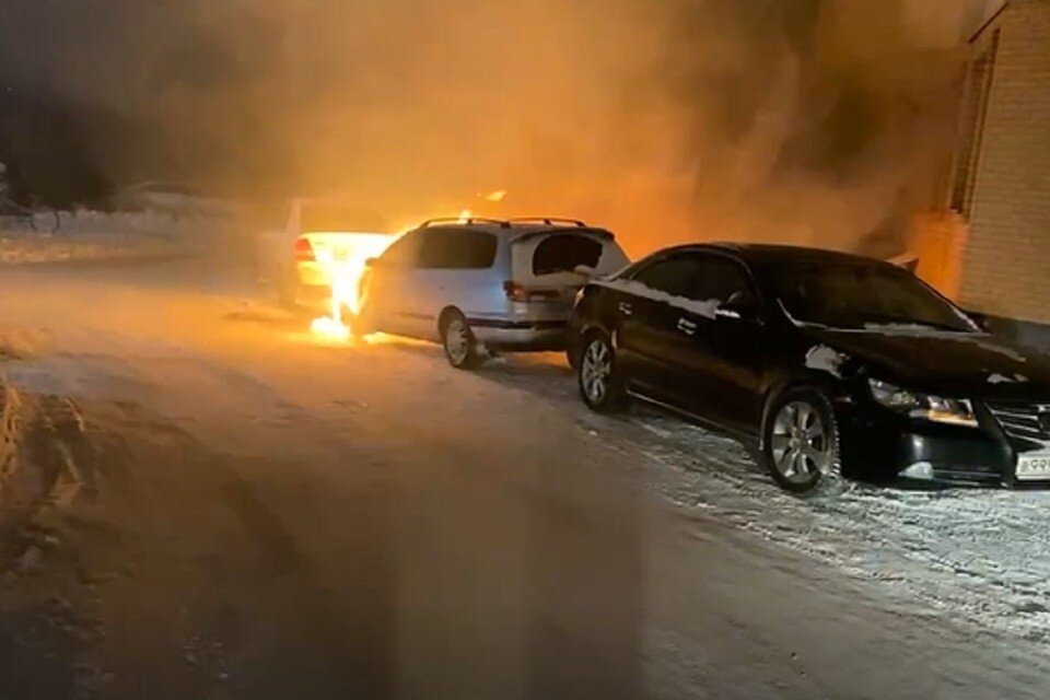     В Новосибирске ночью на Вилюйской загорелся универсал. Фото: стоп-кадр.