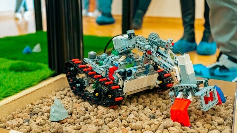     Завершился краевой «Робо-хакатон», организованный детским технопарком «Кванториум» и Региональным центром выявления, поддержки и развития способностей и талантов у детей и молодежи КГАНОУ КЦО. Мероприятие состоялось на базе имущественного комплекса села Краснореченское Хабаровского района.