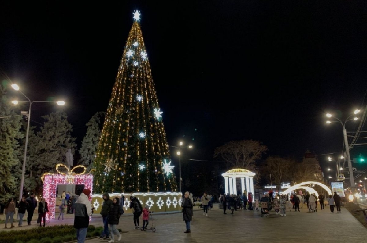    В Ростове установили 24-метровую ёлку с прошлогодними украшениями