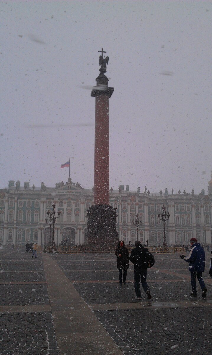 Дворцовая площадь. Начало апреля 2012 года.