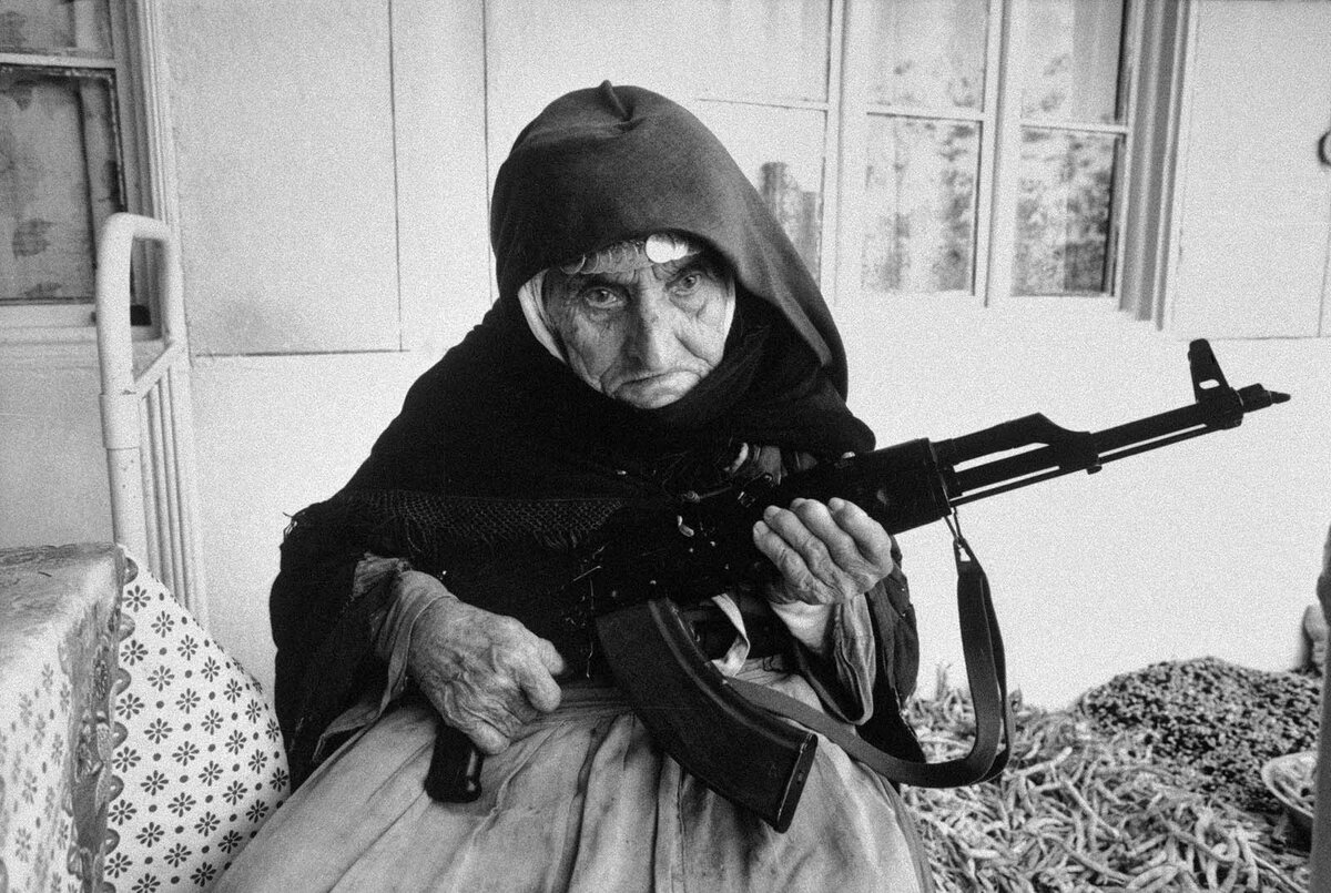 Бабушка с АК 47