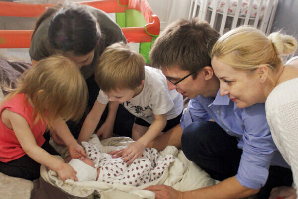    Здравствуй, малыш! В многодетной семье пополнение   
Фото предоставлено пресс-службой РОО ОМСМ