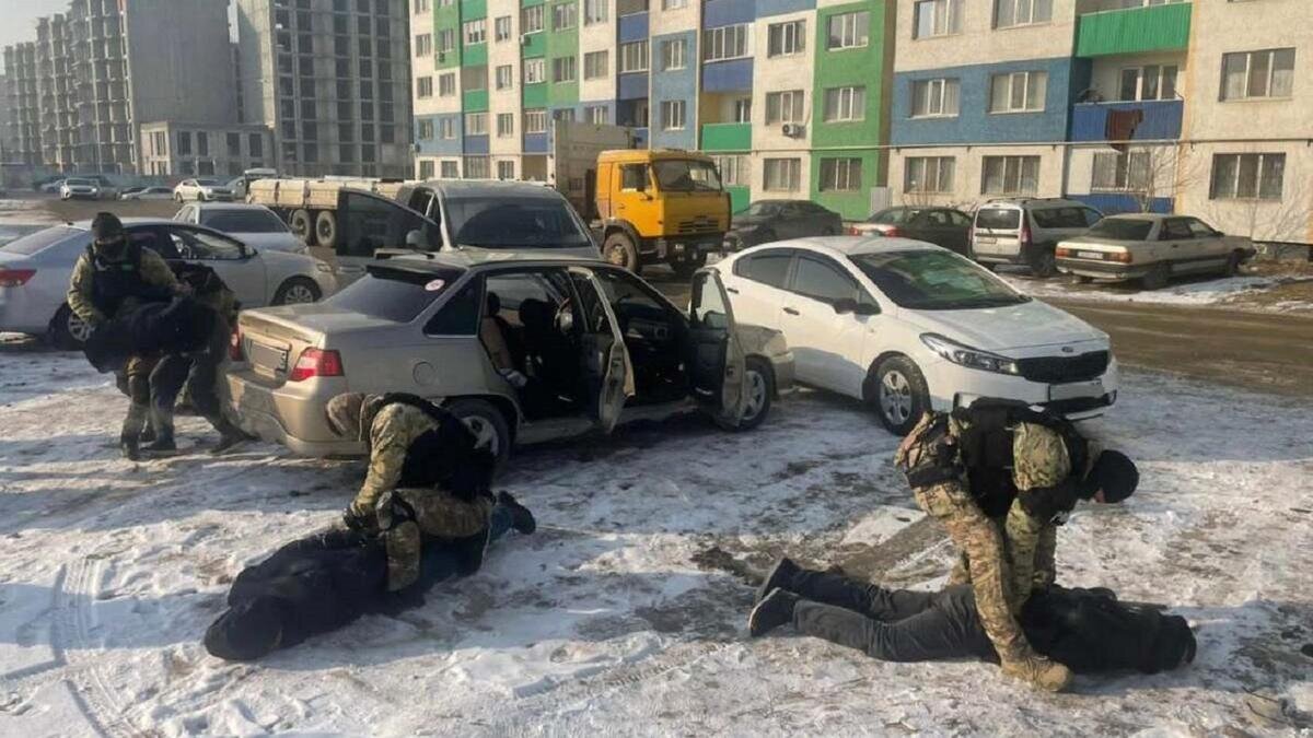    Задержание подозреваемых на улице:polisia.kz