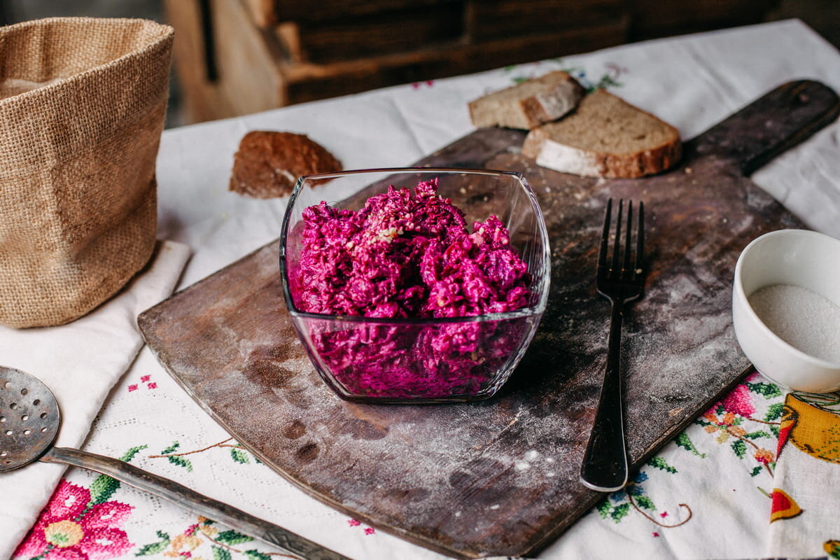 Селедка под шубой с маринованными огурцами