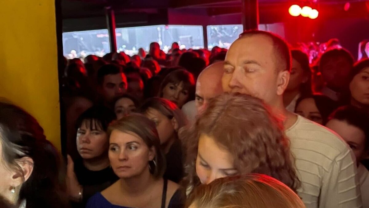     Нижегородцы пожаловались на давку после концерта в Milo Concert Hall. Об этом они рассказали в социальных сетях.
