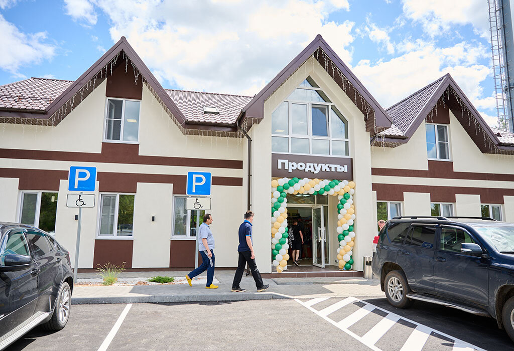 В поселке есть продуктовый магазин