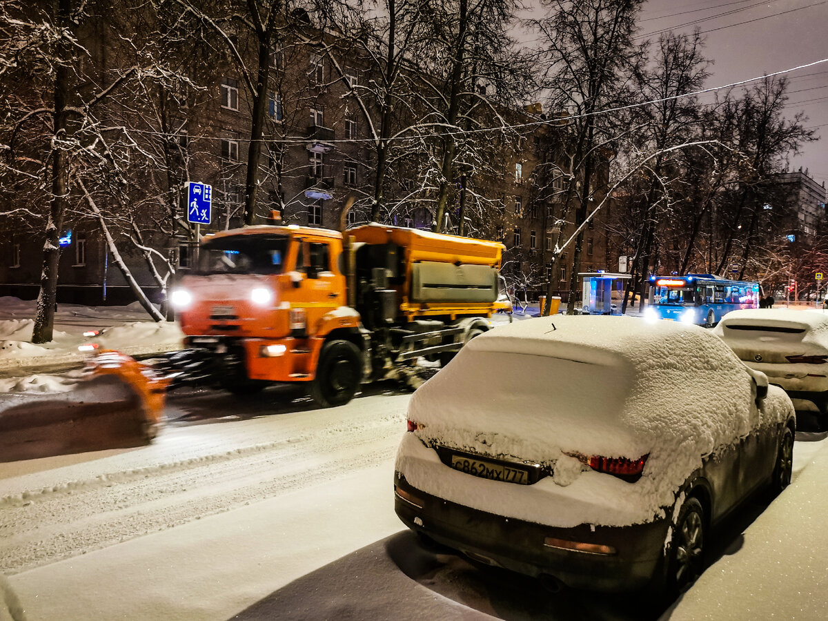 Уборка снега на улице Маршала Рыбалко.
