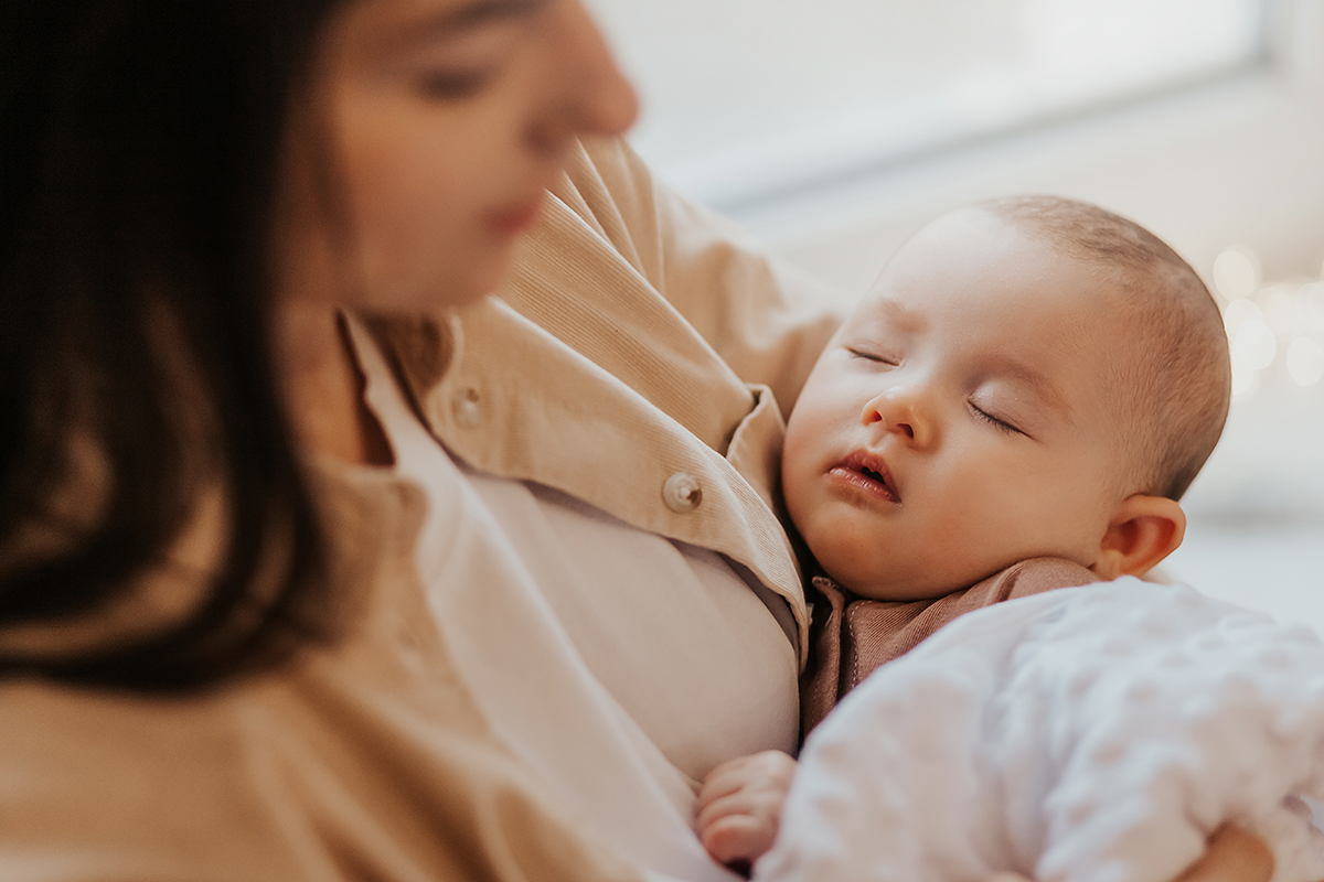 Почему ребёнок спит только на маминых руках и как исправить эту ситуацию? | VK
