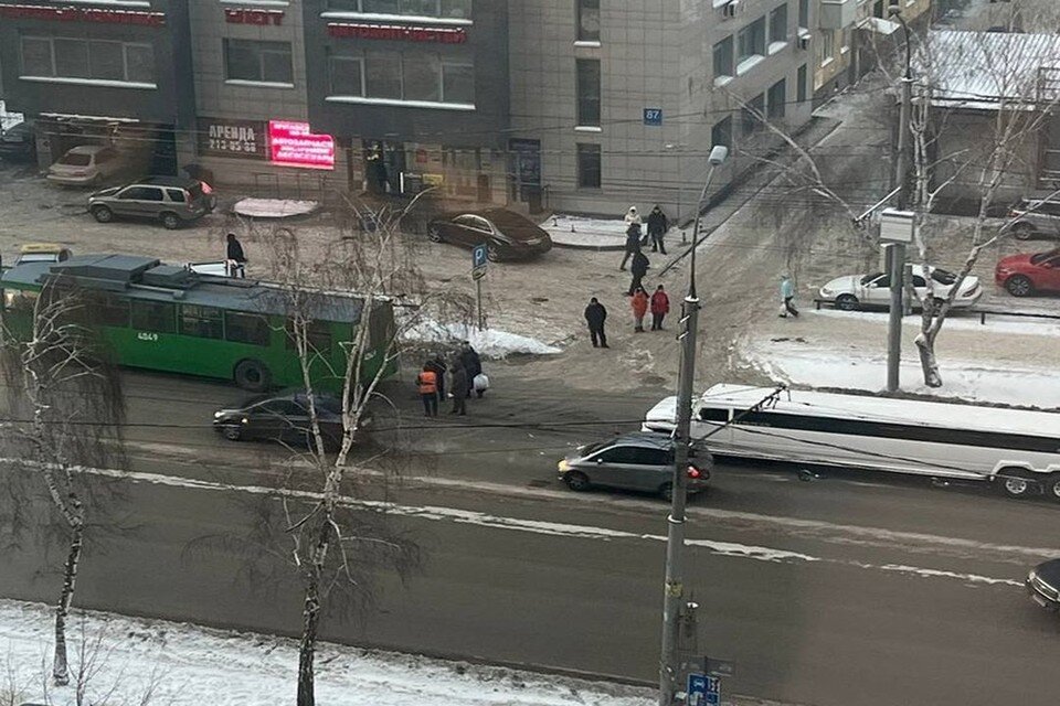     В Новосибирске на улице Дуси Ковальчук столкнулись лимузин и троллейбус. Фото: "АСТ-54"