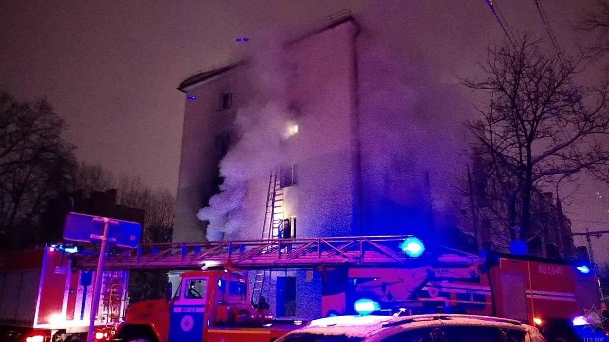    Пожарные тушат пожар:МЧС Беларуси