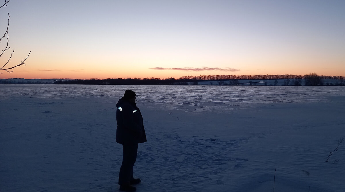 Ну, чего? Расставляемся? Мороз -12 градусов. Ясное небо после вчерашних дождей... Давление вверх прет.
