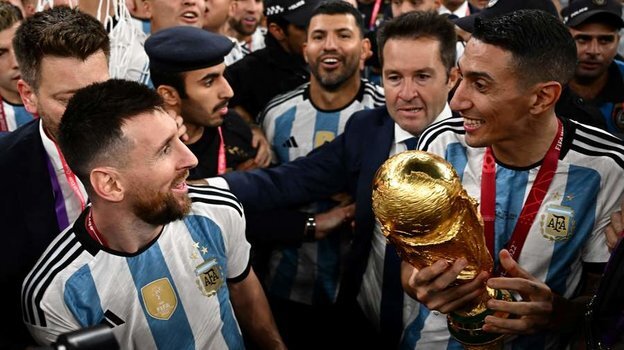    Лионель Месси и Анхель Ди Мария с кубком мира.