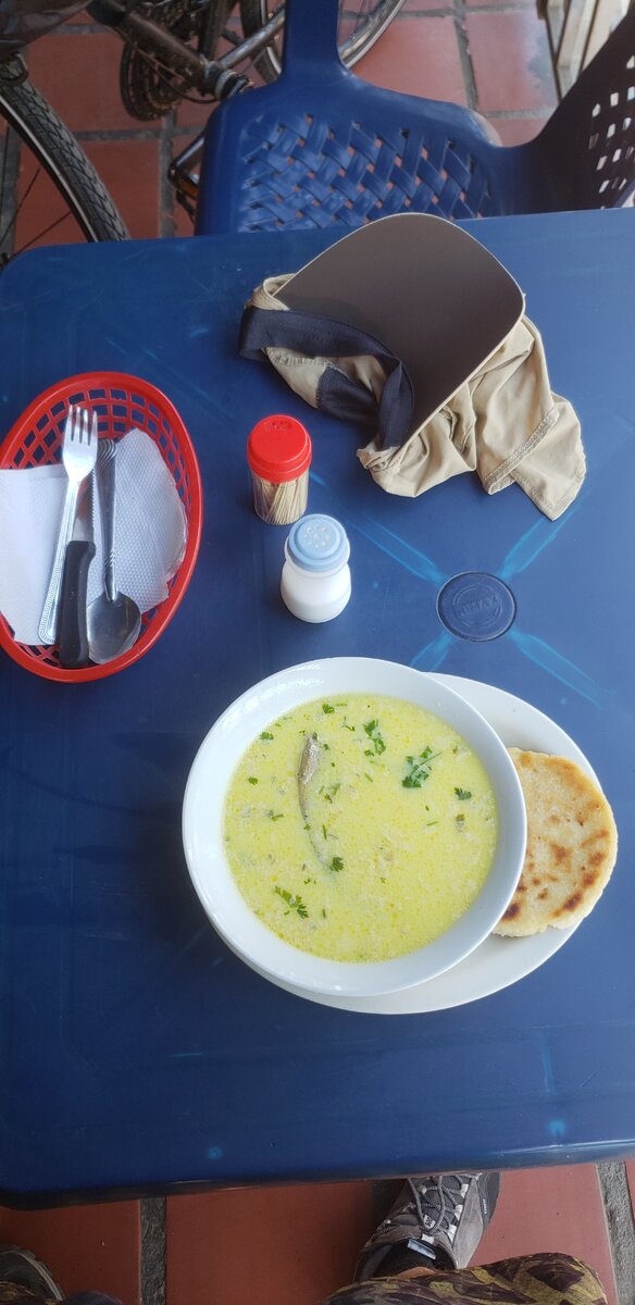 Рыбный суп и арепа- кукурузная лепешка.