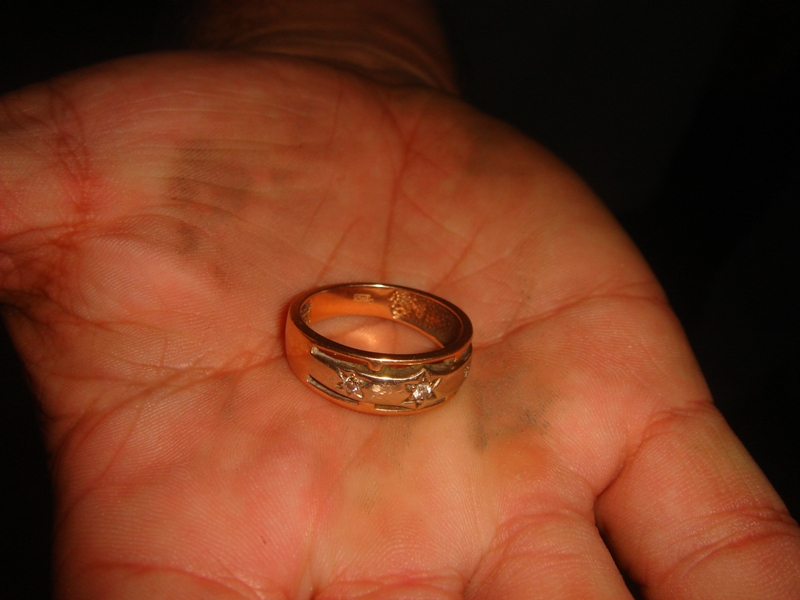Колечко давно это давно. Найдено кольцо. Найти обручальные кольца. Кольцо на ладони. Кольца после переплавки.