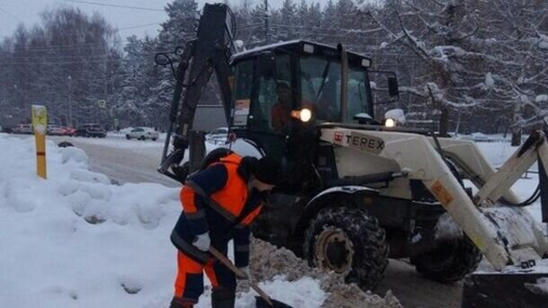     Из-за нестабильных погодных условий с 19 декабря в Ижевске в качестве противогололедного материала начали использовать песчано-соляную смесь.