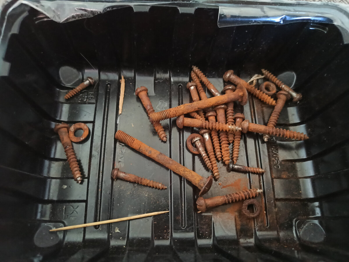 Шурупы после того, как были выкручены.