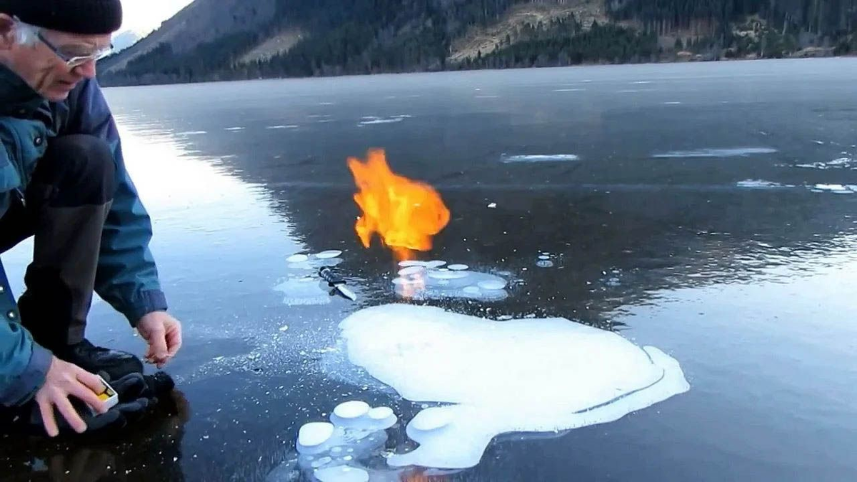 Горящее озеро. Горящий лед. Метан подо льдом. Горящее озеро Кахынайдах. Горение льда