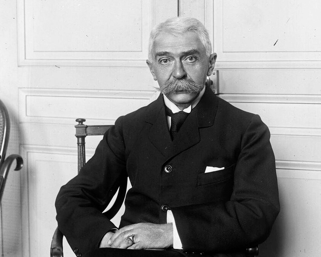 1 https://upload.wikimedia.org/wikipedia/commons/5/5b/Pierre_de_Coubertin_1921_a.jpg