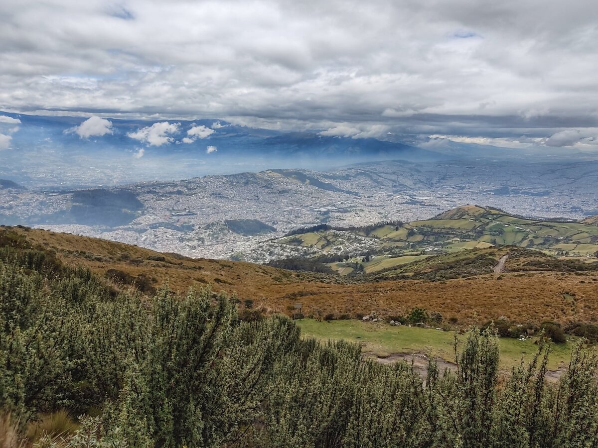 Кито со склона вулкана