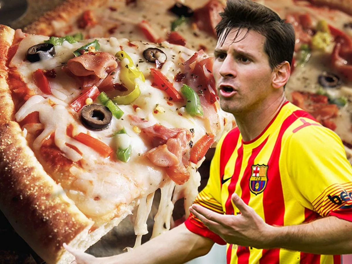 Рекламный ролик пицца. Месси пицца. Еда для футболистов. Футболисты едят пиццу. Блюдо на футбольную тематику.