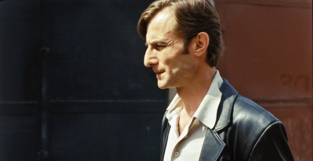 Главный герой - учитель литературы.