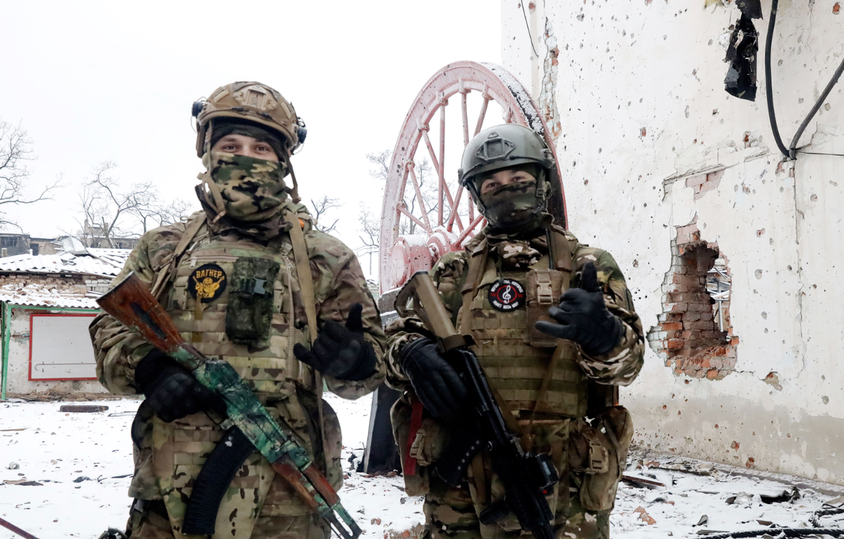Бойцы группировки наёмников «Вагнер» у разрушенного здания в Соледаре © picture alliance/dpa/TASS