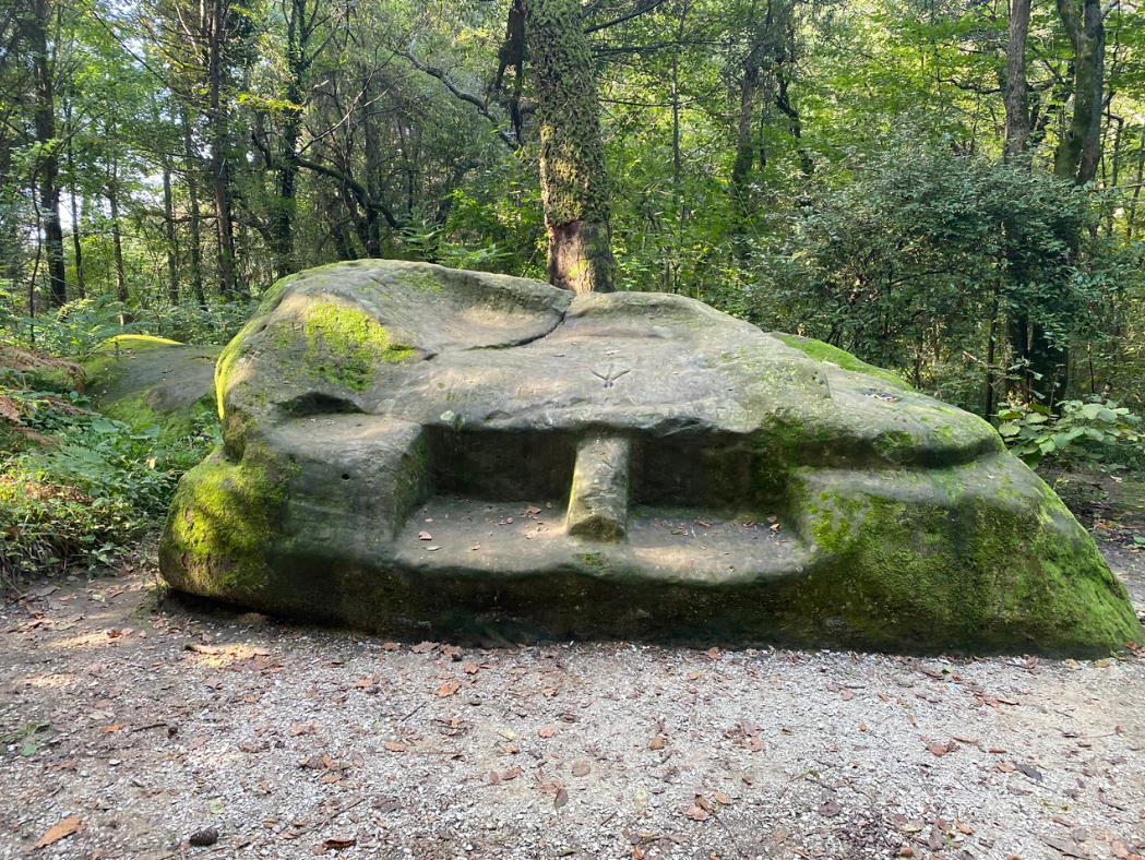 Фото: https://yandex.com/maps/org/kultovy_kamen/195847627495/gallery/?ll=40.205738%2C43.503277&photos%5Bbusiness%5D=195847627495&z=10.8 