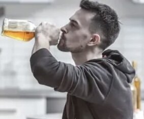 Муж пьет, пока жена молчит.
