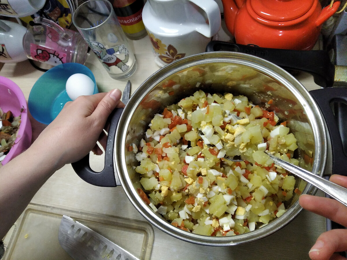 вот такая кастрюлька с салатом будет у нас на праздники)
