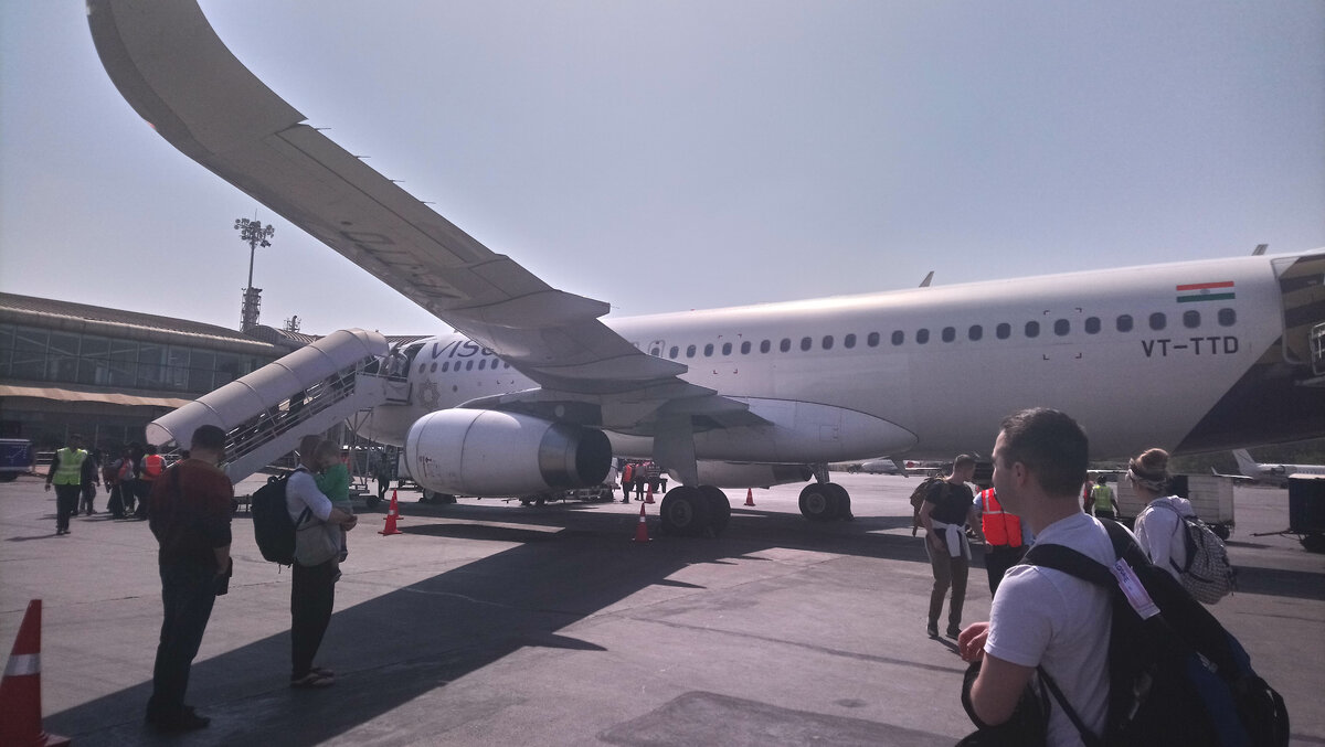 Жара ощущается уже на трапе самолета.