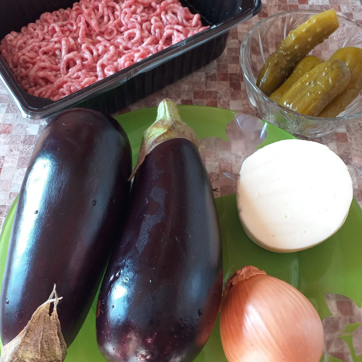 Продукты для пирога с фаршем и баклажанами
