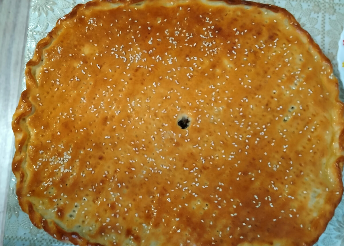 Готовый пирог можно смазать сливочным маслом.