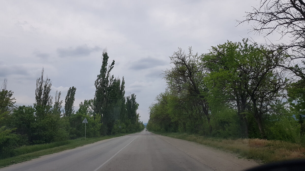 В Белогорске поворачиваем направо в сторону Красносёловки. И вот начинается  та самая дорога.