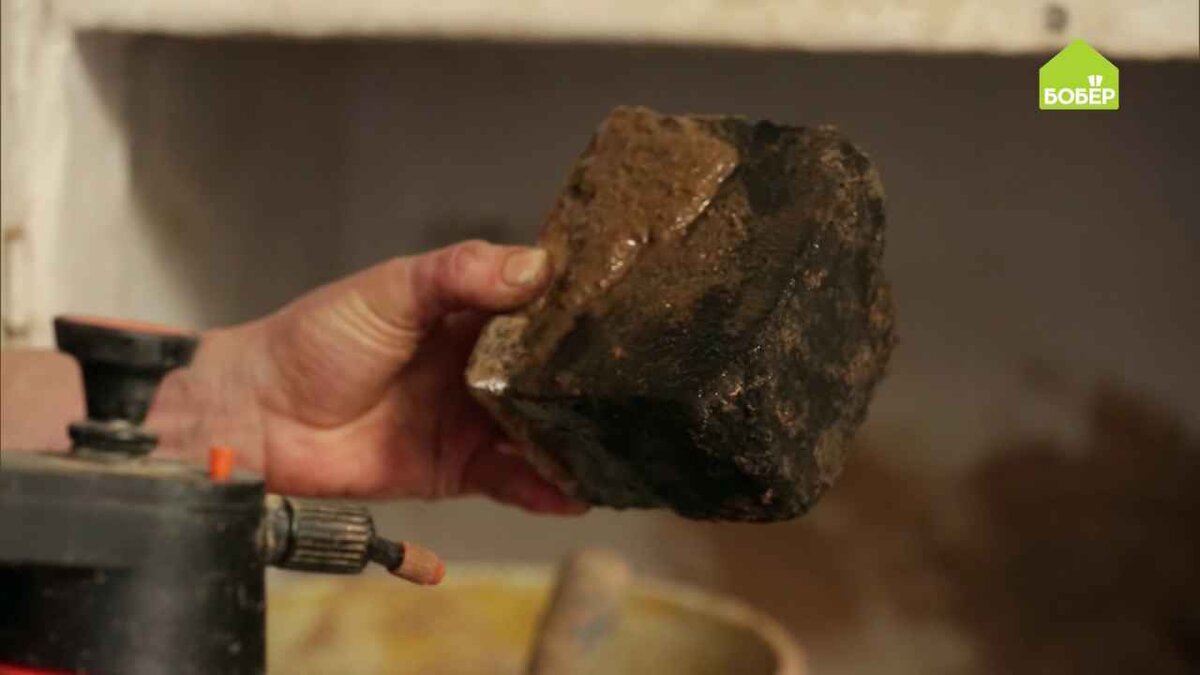 Увлажните кирпич и удалите то, что от него отслаивается. Если не смочить кирпич, то раствор к нему не прилипнет.