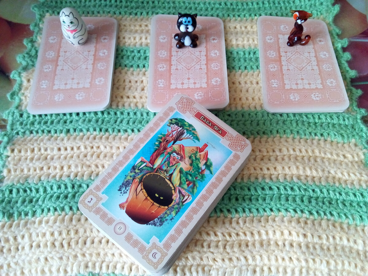 Варианты прогноза и карта на дне колоды, дающая основные рекомендации недели. Ее можно использовать, как дополнение к вариантам, так и самостоятельно. Фото автора