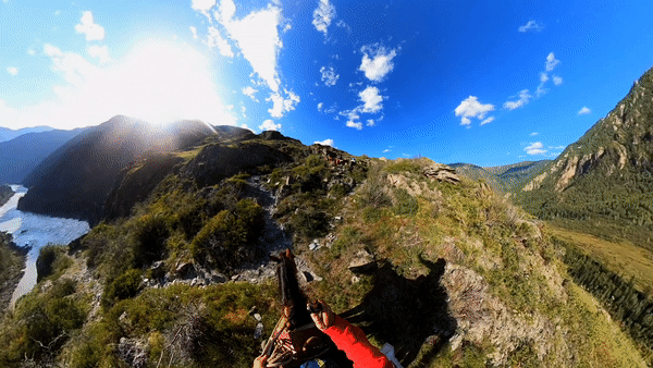 Специализация и профессионализм могут быть разными (не всегда они идут в паре, может быть узкая специализация, но с непрофессиональной подготовкой). 
Кто-то специализируется на мотоциклах, кто-то на еде в турах, кто-то на ассортименте туров. Это самые понятные. 
Но могут быть и другие виды. Например, специализация на чиновниках или, скажем, наше стремление — специализироваться на многокомпонентном путешествии, в котором уже и объединять узких специалистов.