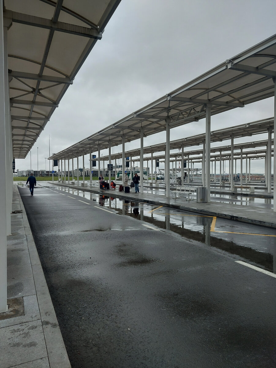 Автобусная остановка в аэропорту Симферополь. 