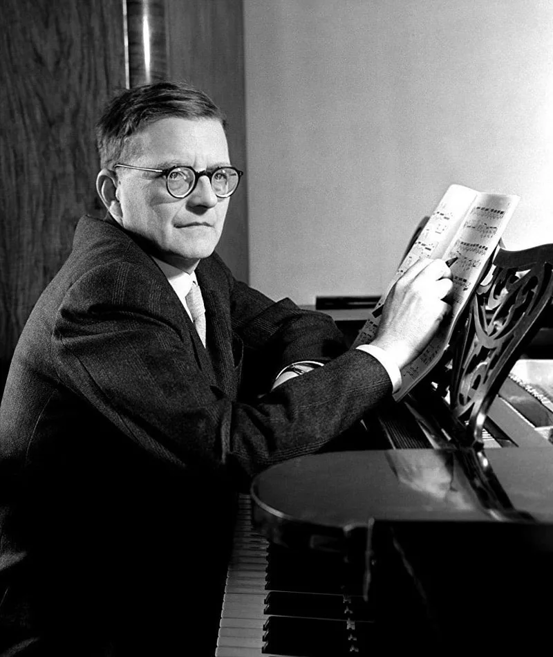 Дмитрий Дмитриевич Шостакович (1906-1975) за столом