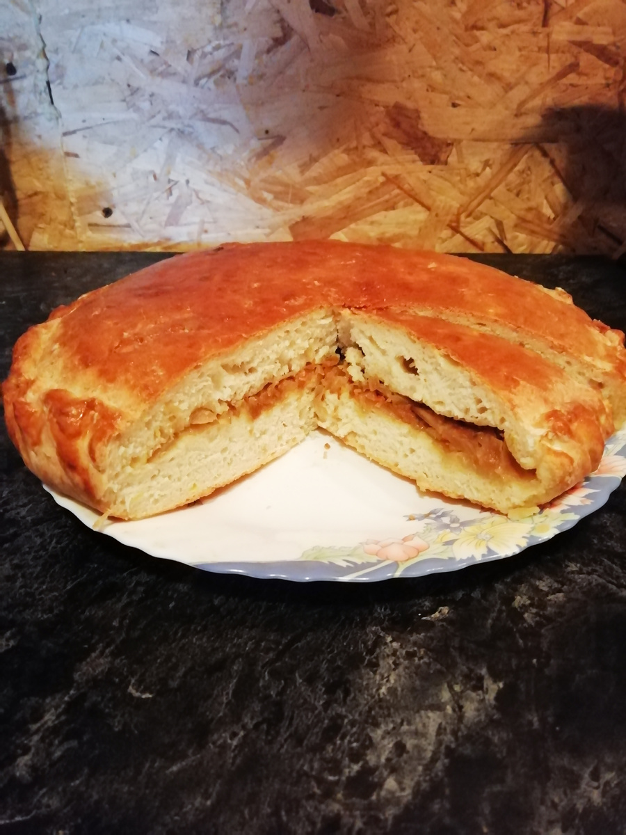 Пирог с начинкой из квашеной капусты